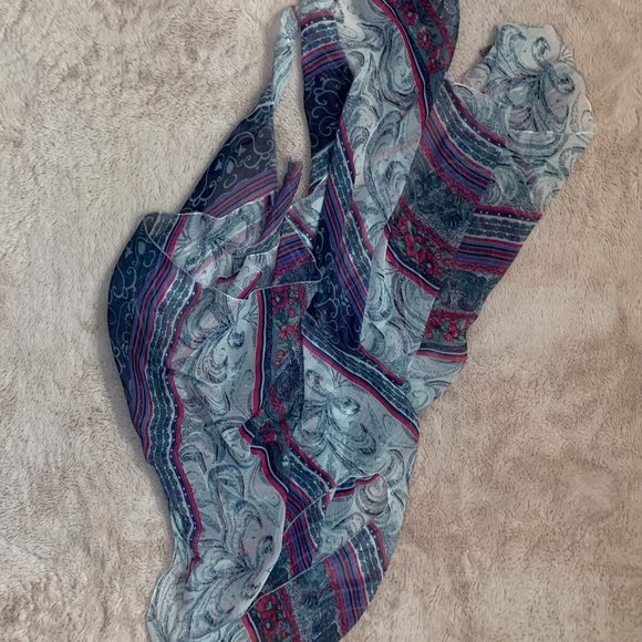 Flowy tank top, beach shoes, flowy wrap, shorts - Picture 2 of 6